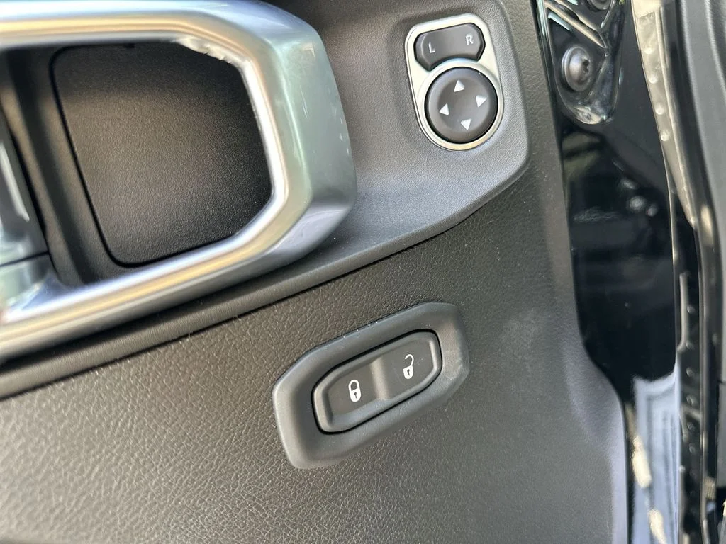 Used 2022 Black Jeep Altitude image 19