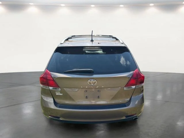 Used 2013 Gold Toyota LE image 17
