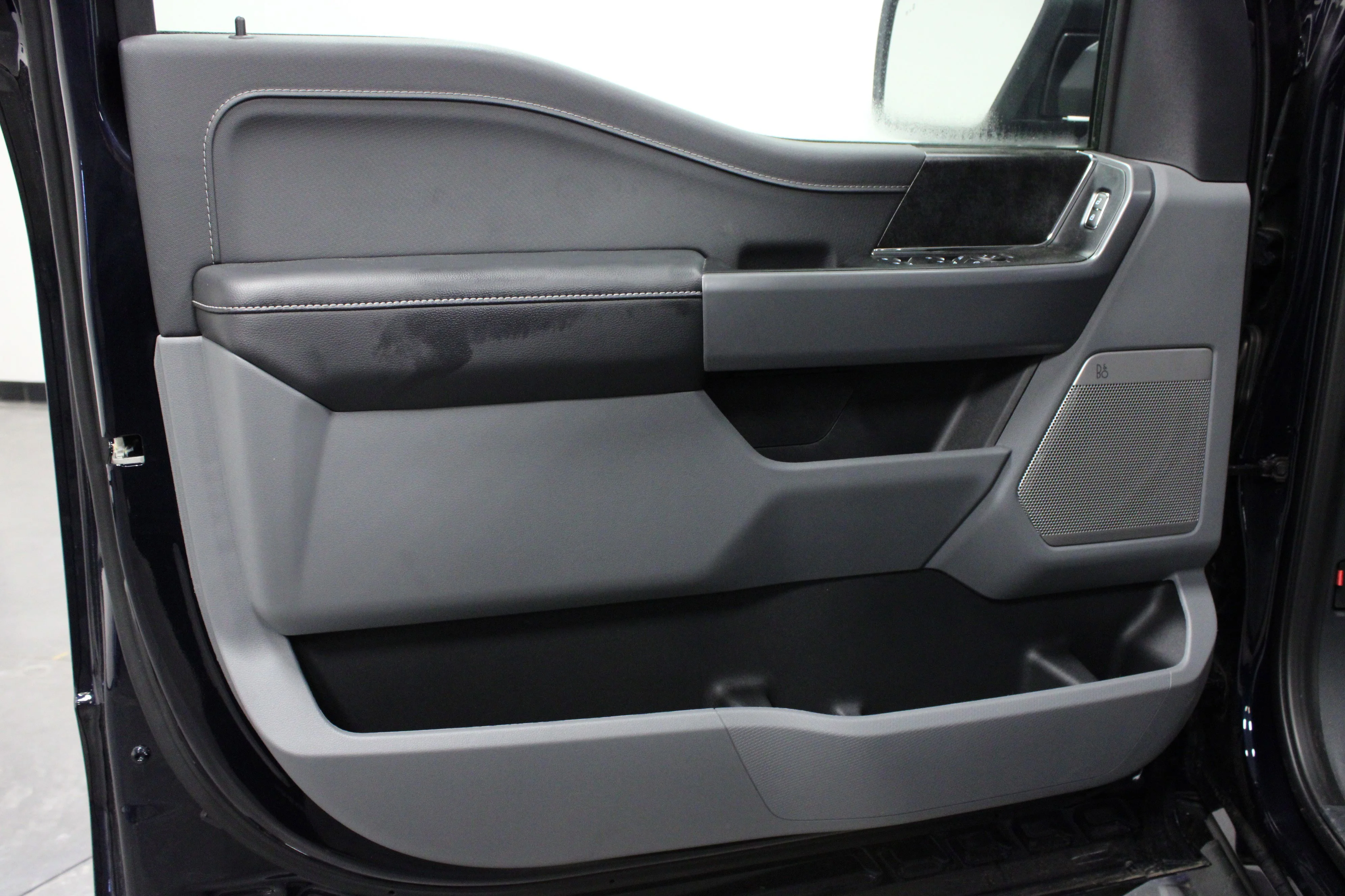 2025 Ford F-150 Lightning Flash - Photo 11