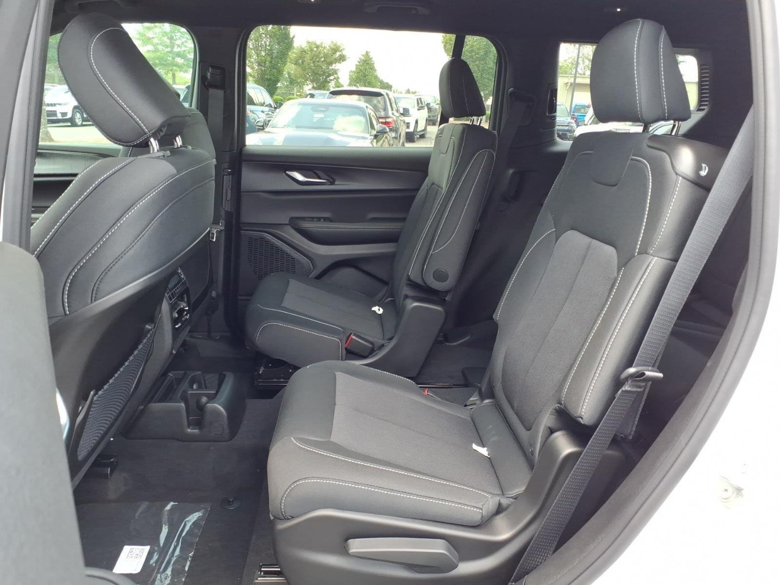 New 2026 Bright White Clear-Coat Exterior Paint Jeep Laredo image 18