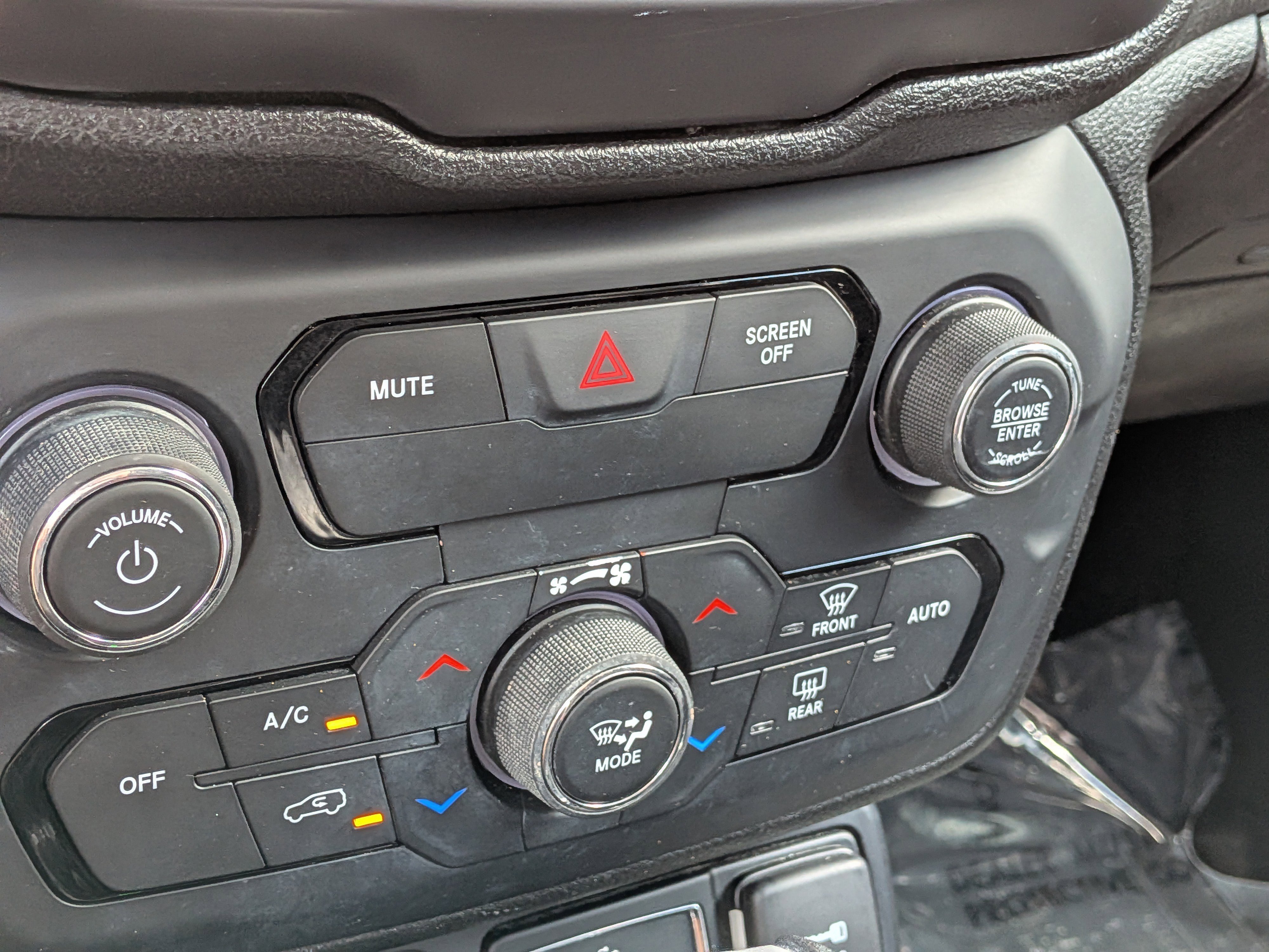 Used 2018 Anvil Jeep Latitude image 28