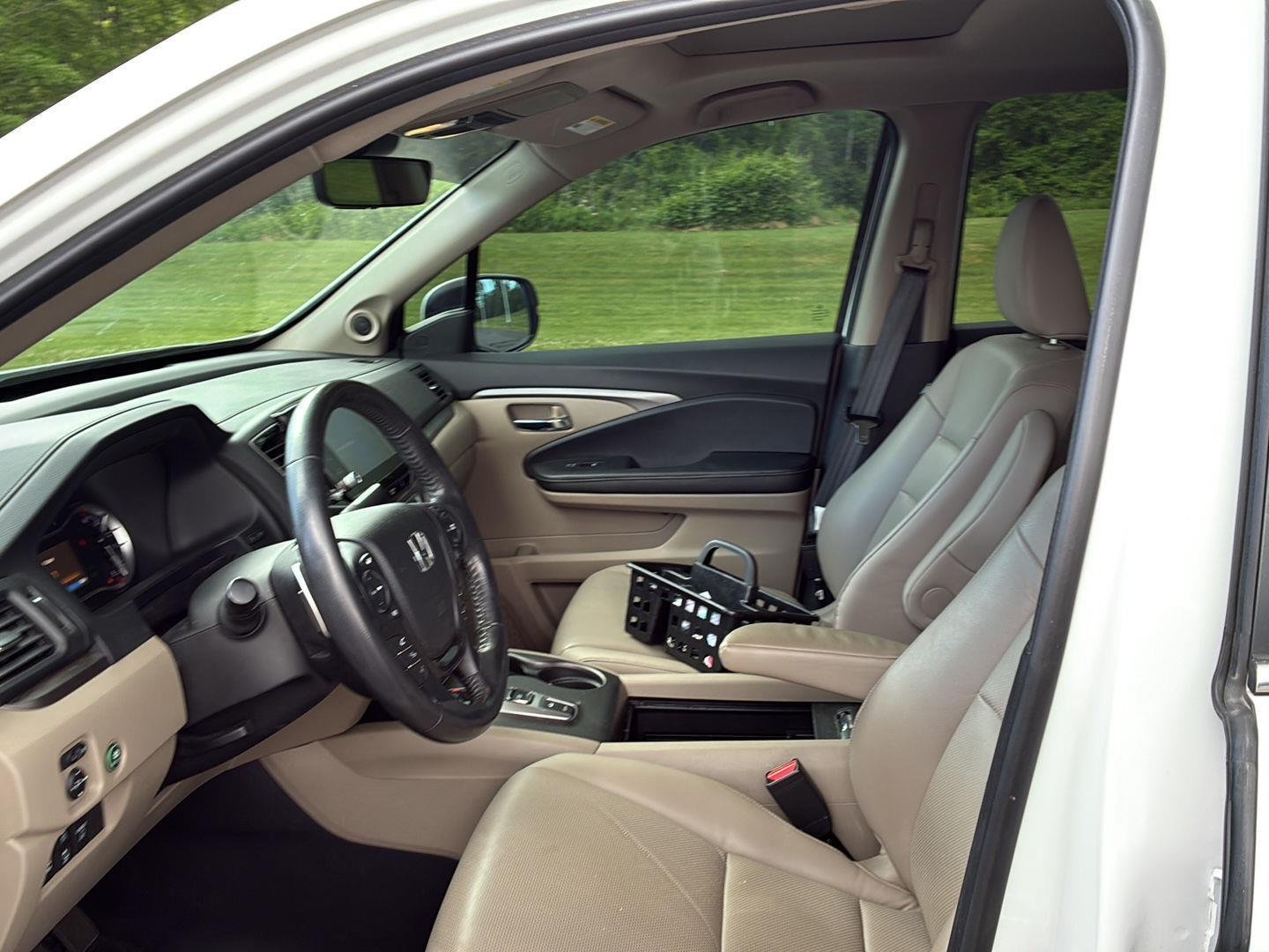 Used 2023 Platinum White Pearl Honda RTL image 9