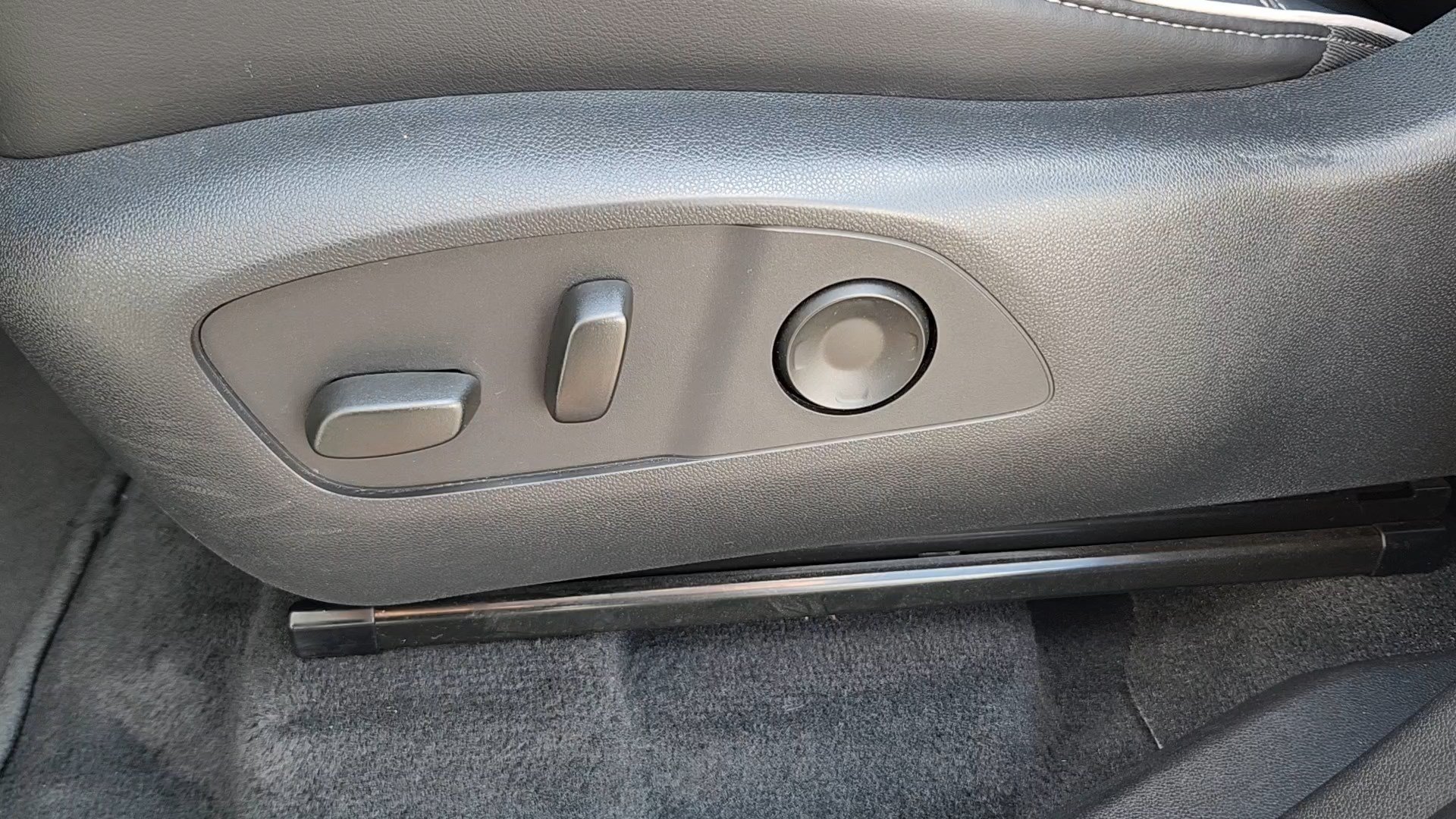 Used 2025 Summit White Buick Preferred image 9
