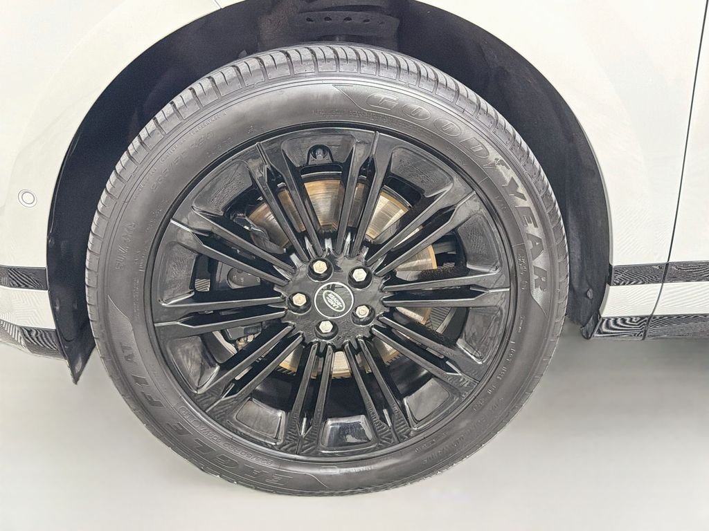 Used 2026 Silver Land Rover Dynamic image 33
