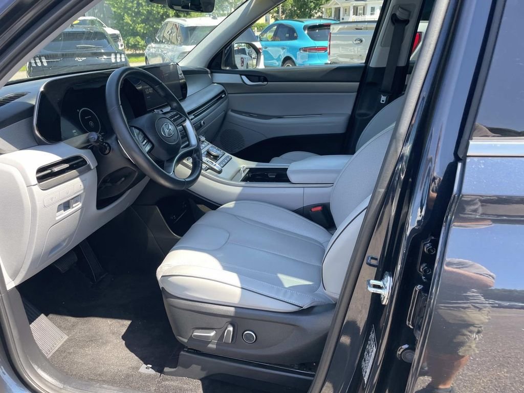 Used 2025 White Hyundai SEL Premium image 17