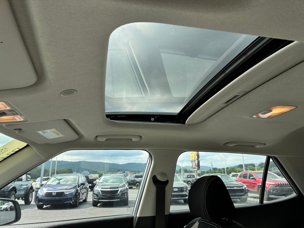 Used 2025 Silver Hyundai SEL image 18
