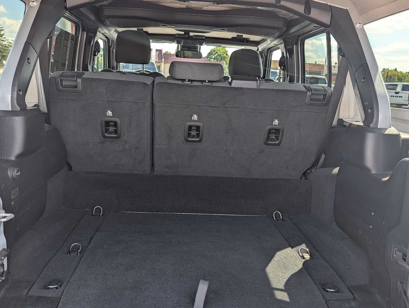 Used 2024 Silver Zynith Clearcoat Jeep Sahara image 18