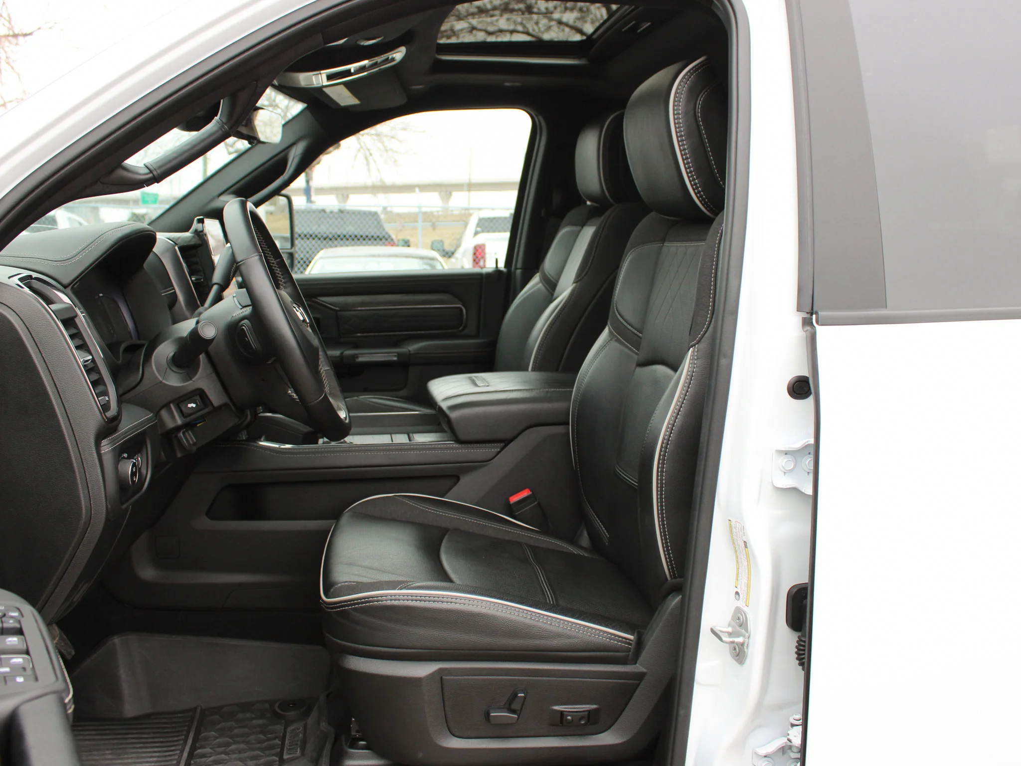 Certified Used 2025 White RAM Limited * Cummins Diesel | 5th Wheel & Gooseneck | Adaptive Cruise | Apple CarPlay | Tonneau Cover image 3