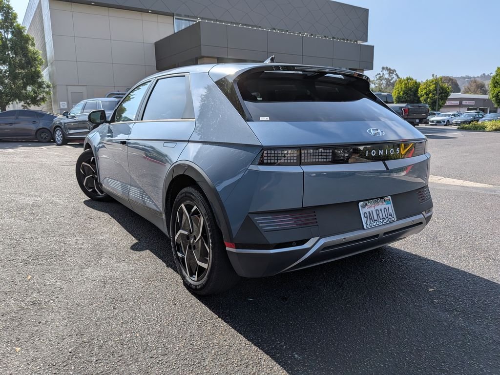 Used 2022 Blue Hyundai SE image 5