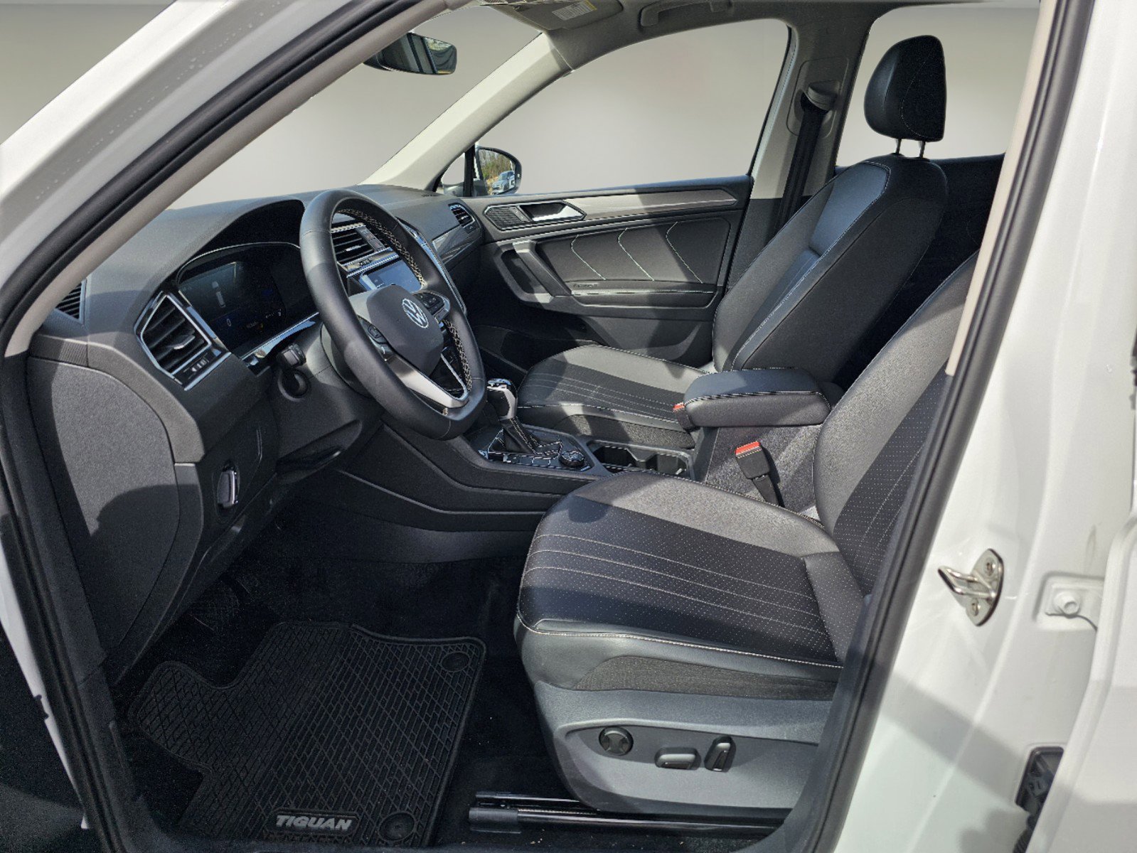 Used 2024 Pure White Volkswagen SE image 13