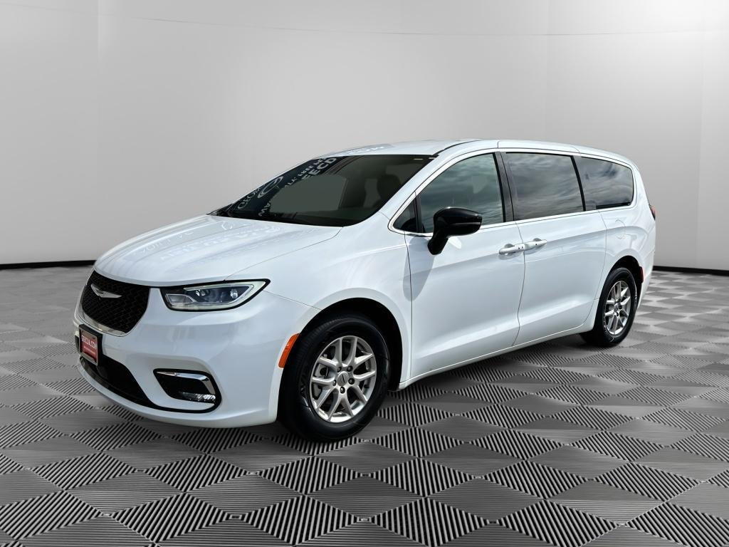 2025 Chrysler Pacifica Select's photo