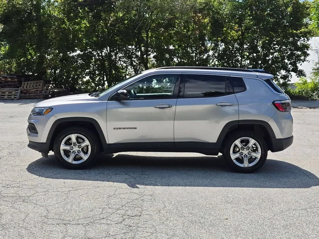 Used 2023 Silver Jeep Latitude image 2