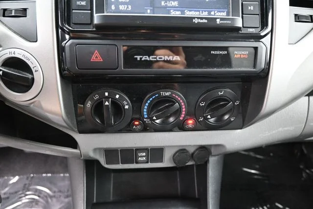 Used 2015 White Toyota Base image 33