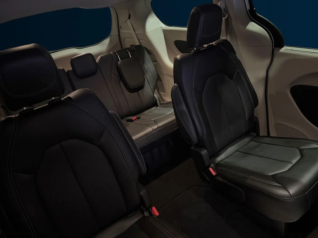 Used 2023 White Chrysler Touring L image 18