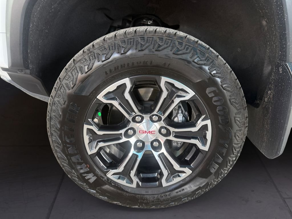 Used 2025 White GMC AT4 image 9