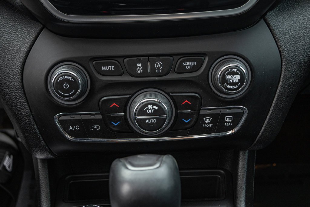Used 2021 Silver Jeep Limited image 20