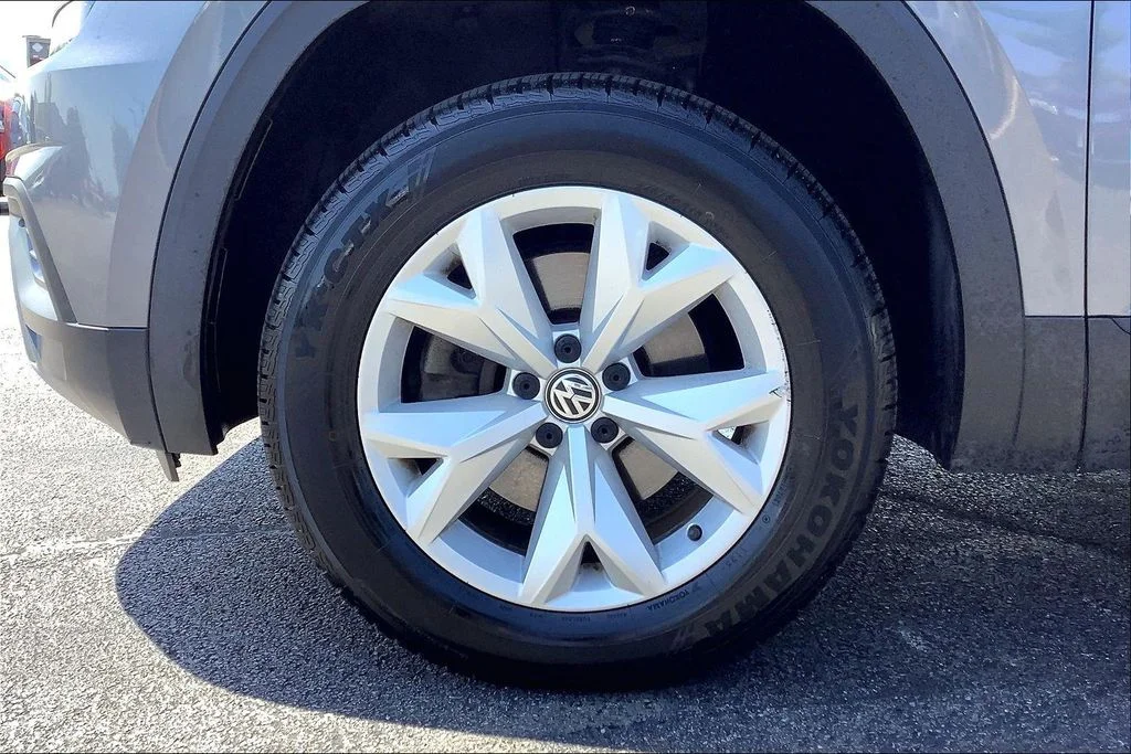 Used 2018 Gray Volkswagen S image 10