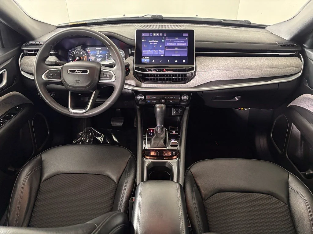 Used 2024 White Jeep Latitude image 30