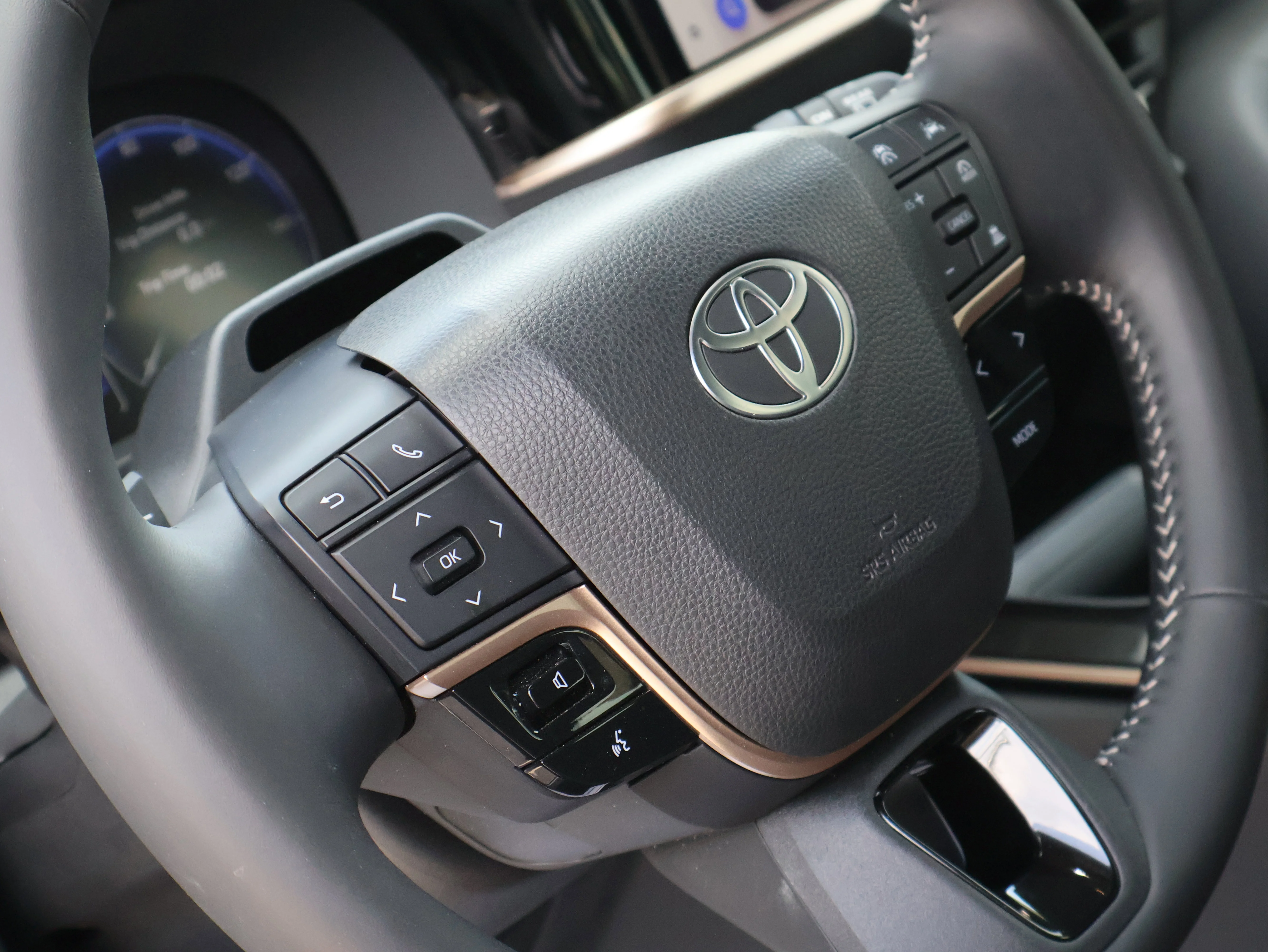 Used 2025 Oxygen White Toyota Limited image 24