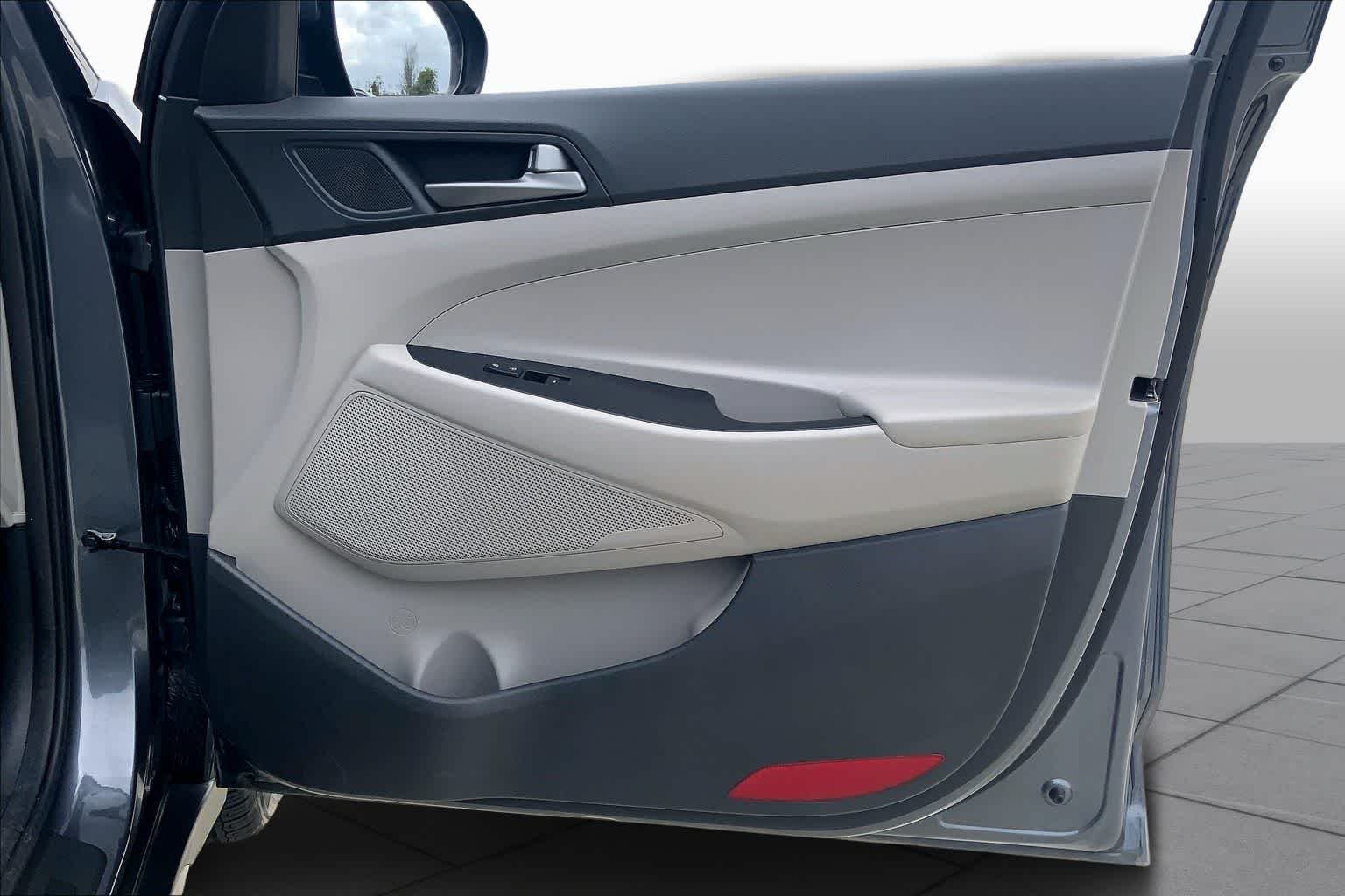 Used 2018 Coliseum Gray Hyundai SEL image 25