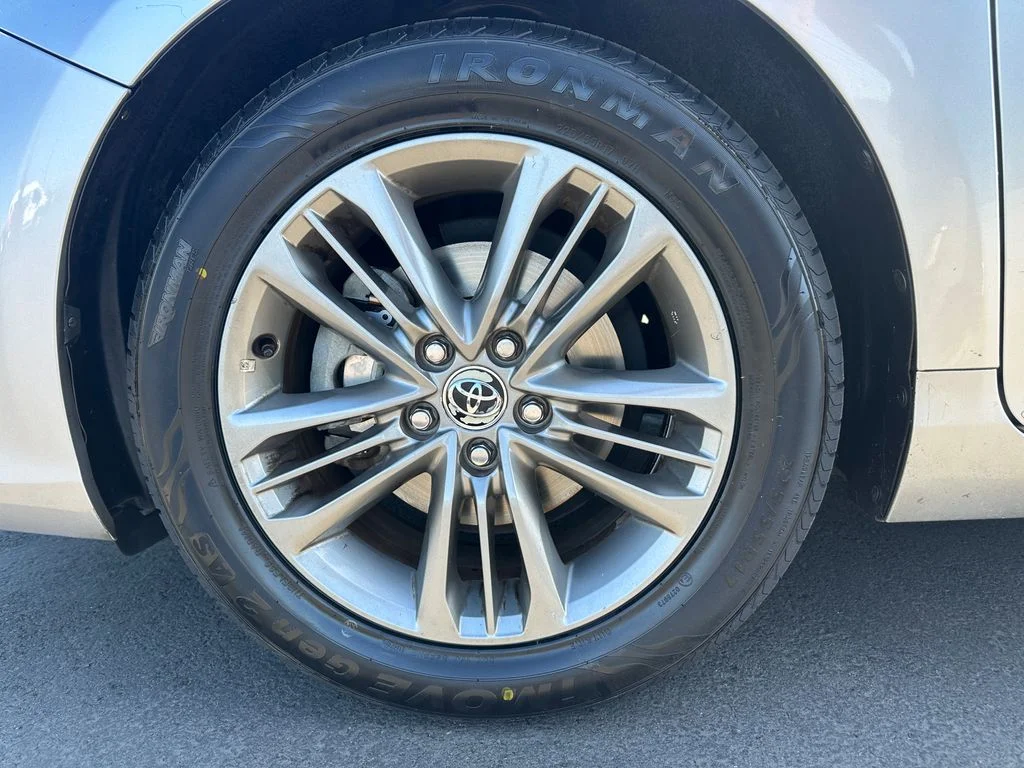 Used 2016 Silver Toyota SE image 11