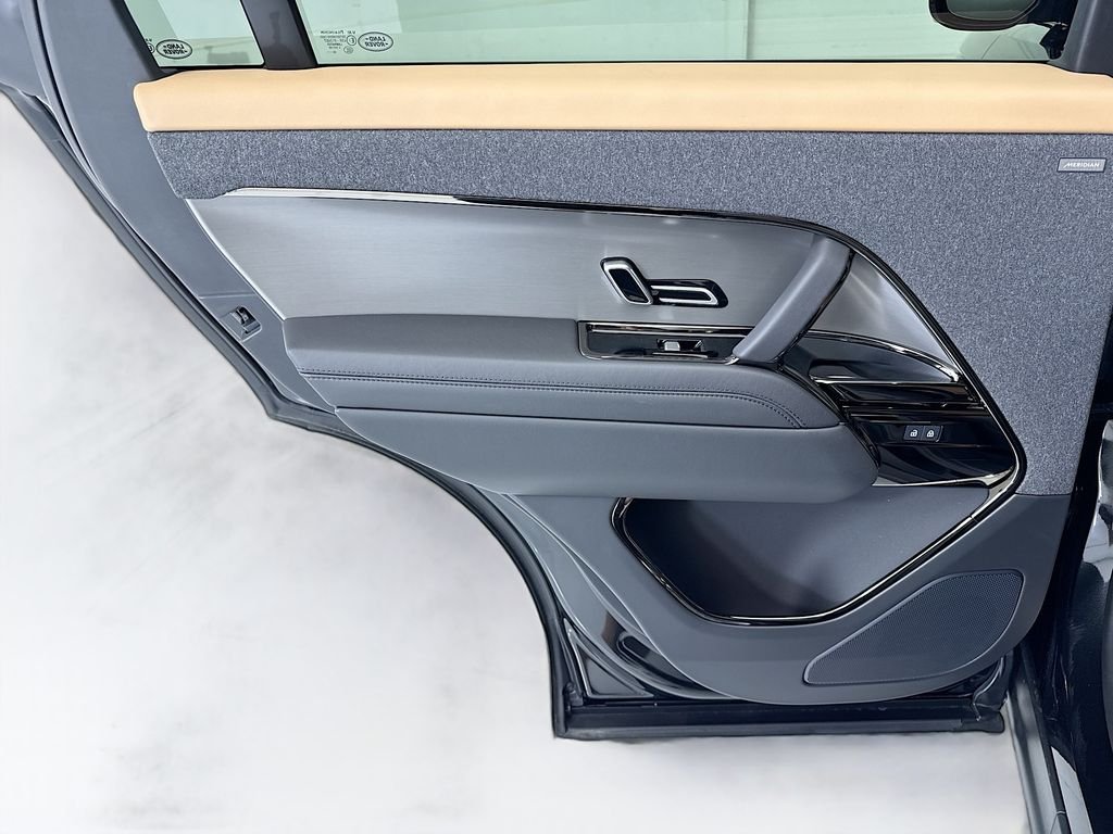 New 2026 Santorini Black Land Rover Dynamic SE image 25