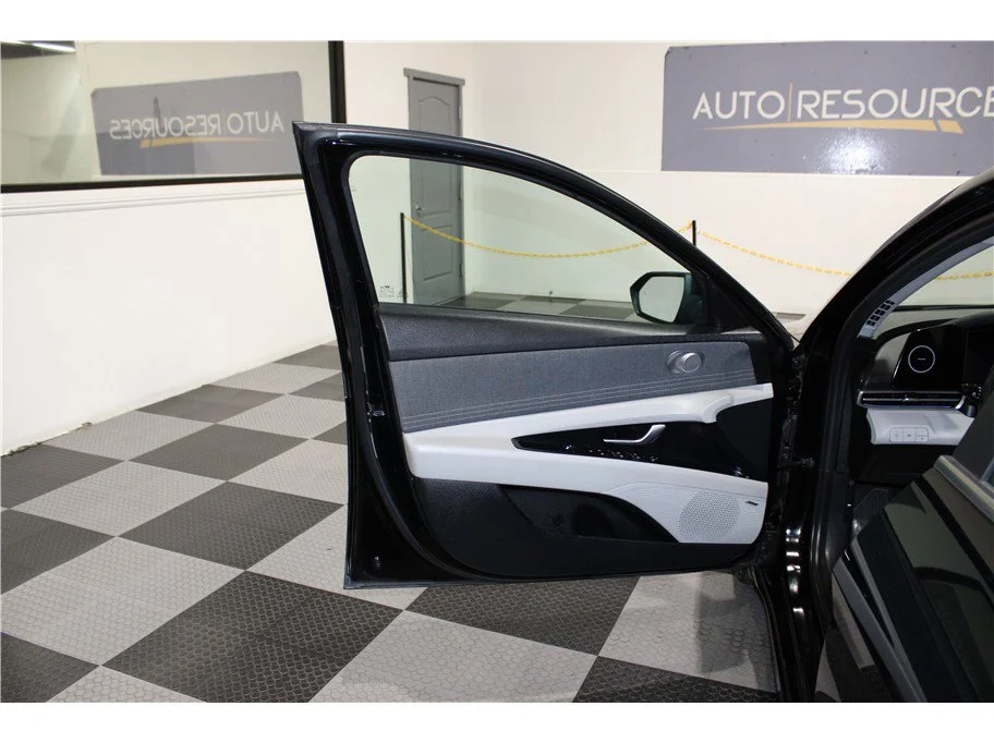 2023 Hyundai Elantra Limited - Photo 11