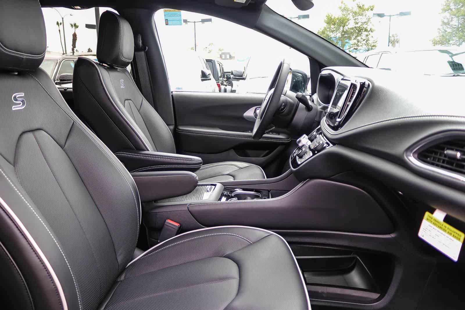 2026 Chrysler Pacifica Limited - Photo 18