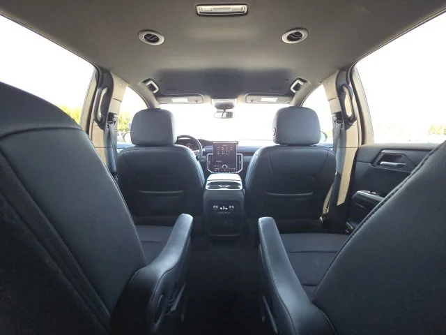 Used 2024 White GMC Elevation image 21