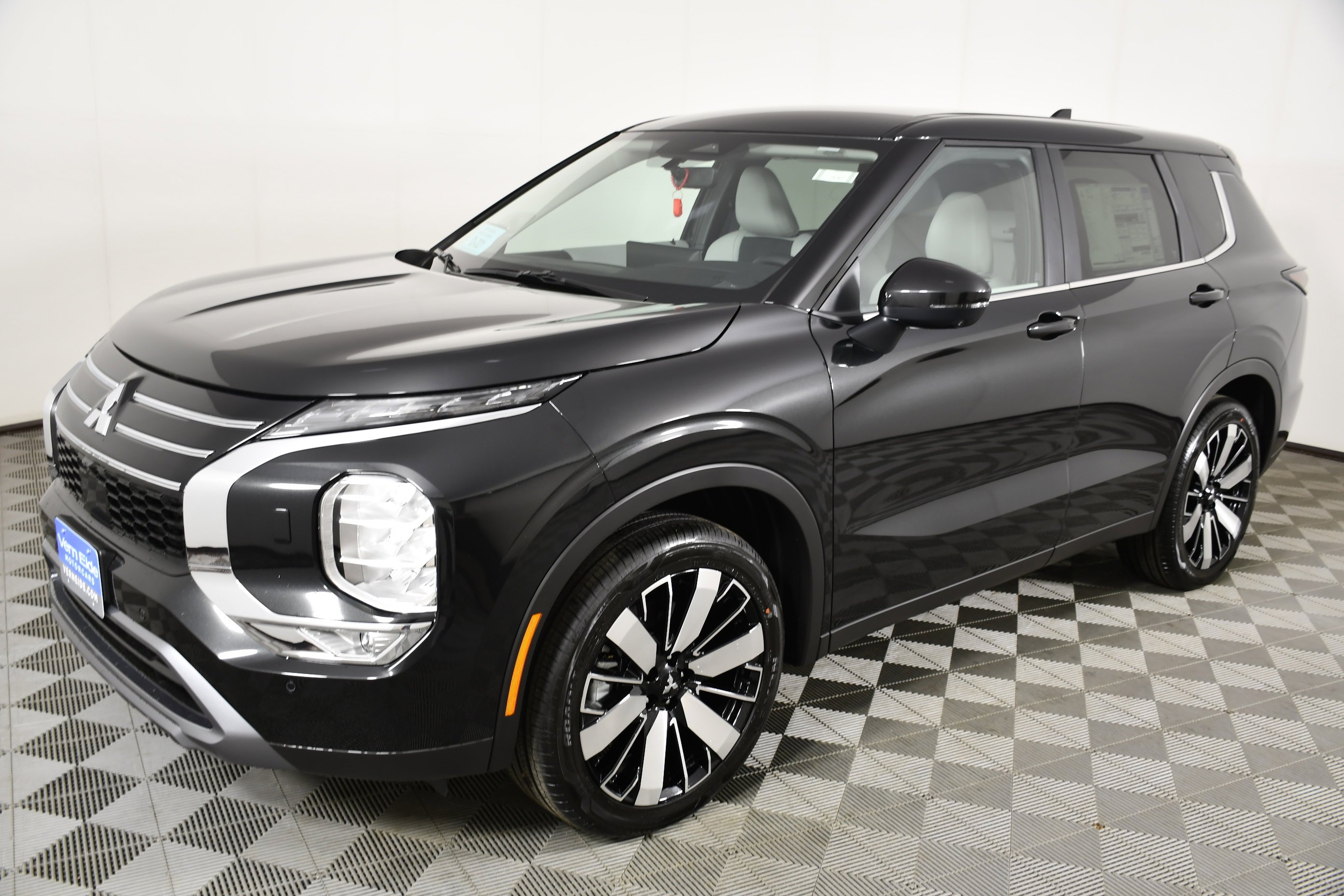 New 2026 Black Diamond Mitsubishi SE image 10