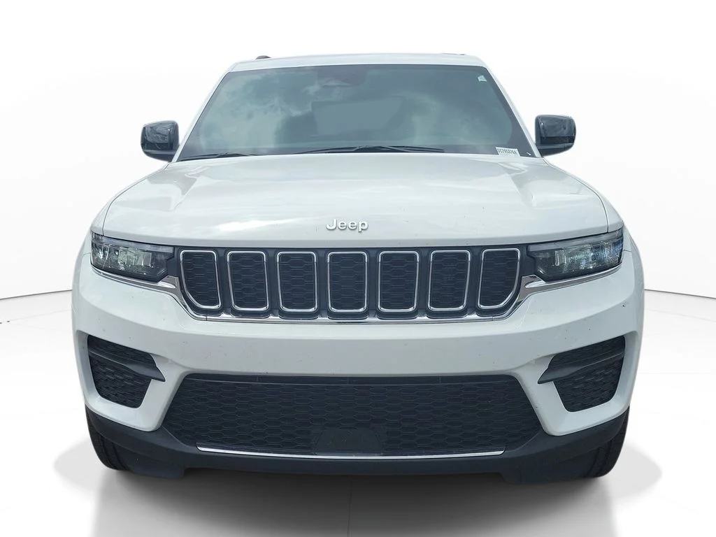 Used 2025 White Jeep Laredo image 1
