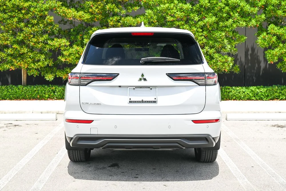Used 2025  Mitsubishi ES image 5