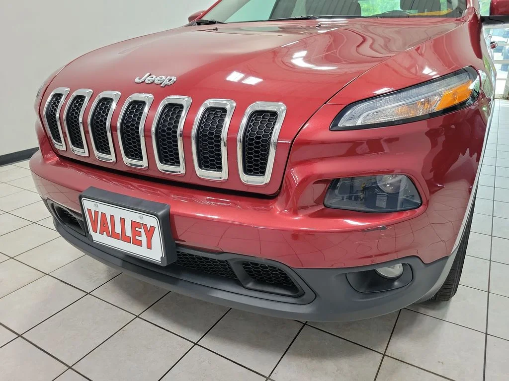 Used 2015 Red Jeep Latitude image 19