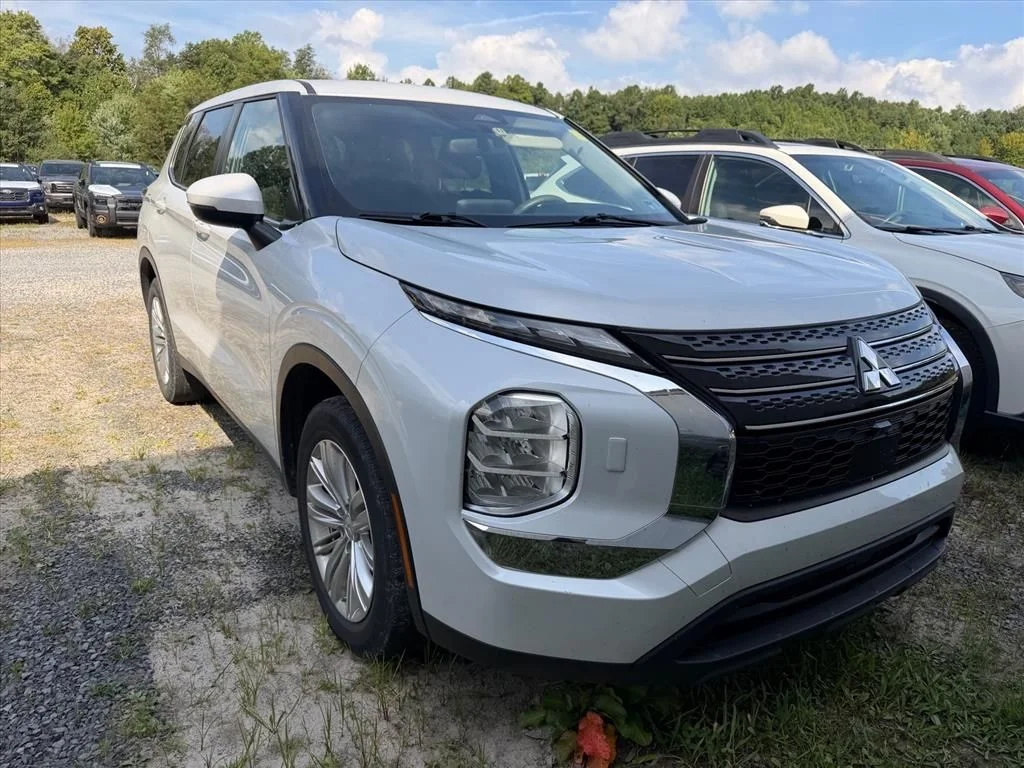 Used 2023  Mitsubishi ES image 4