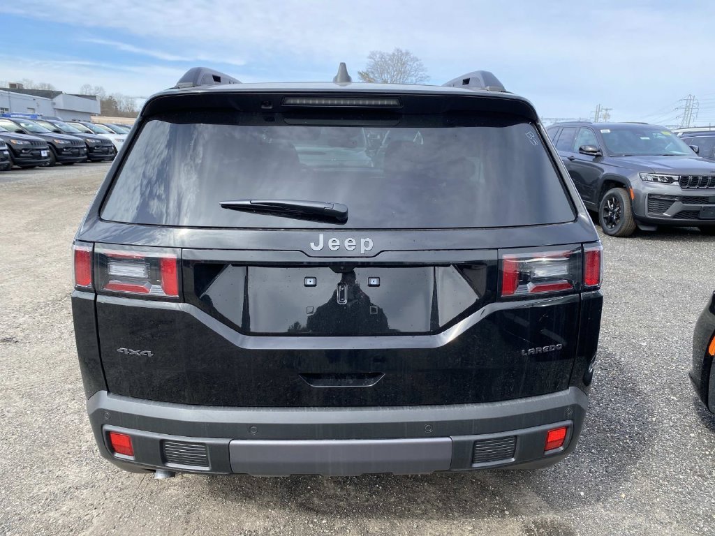 New 2026 Diamond Black Crystal Pearl-Coat Exterior Paint Jeep Laredo image 3