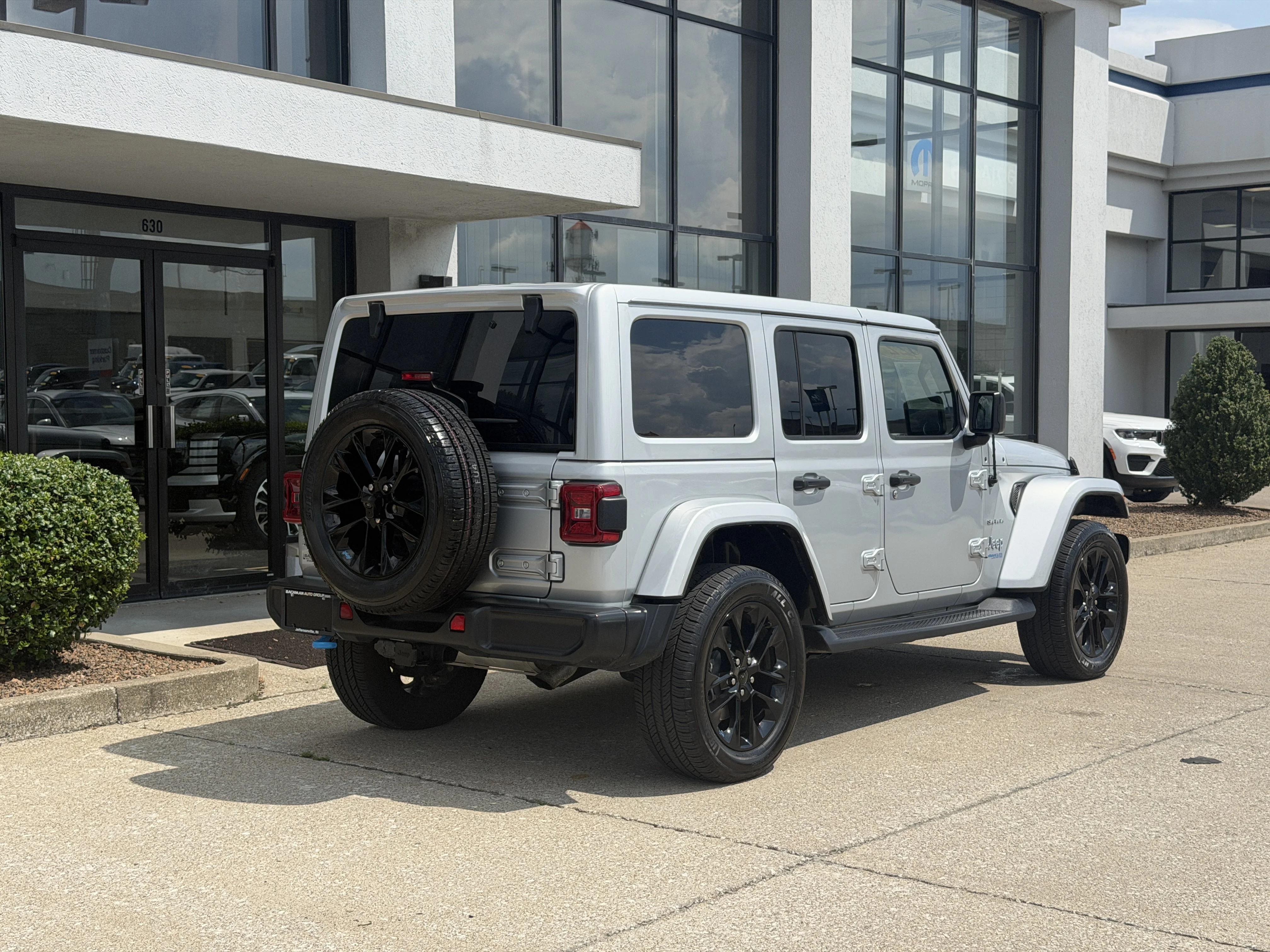 Used 2022 Silver Zynith Clearcoat Jeep Unlimited Sahara image 4