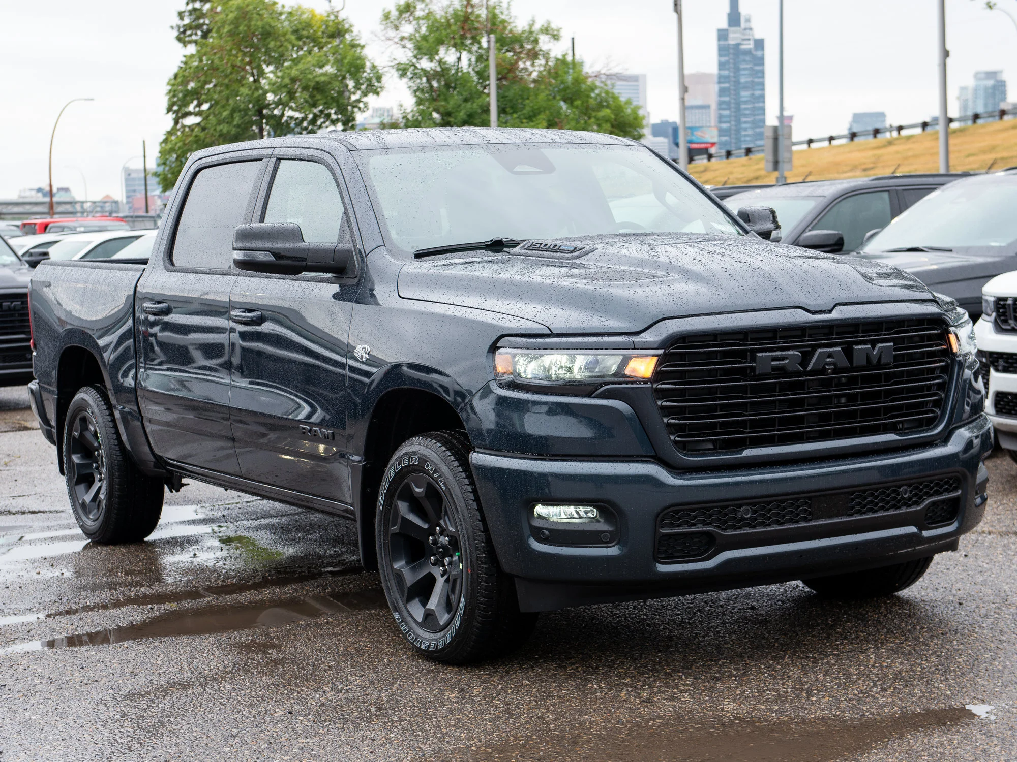 New 2026 Blue RAM Sport* Crew Cab 4x4, HEMI V8, 3.92 Rear Axle Ratio, Panoramic Sunroof image 9