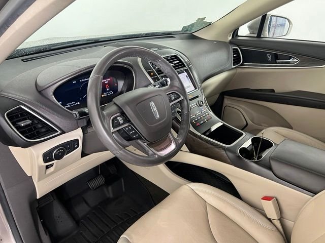 Used 2019 Brown Lincoln Select image 12
