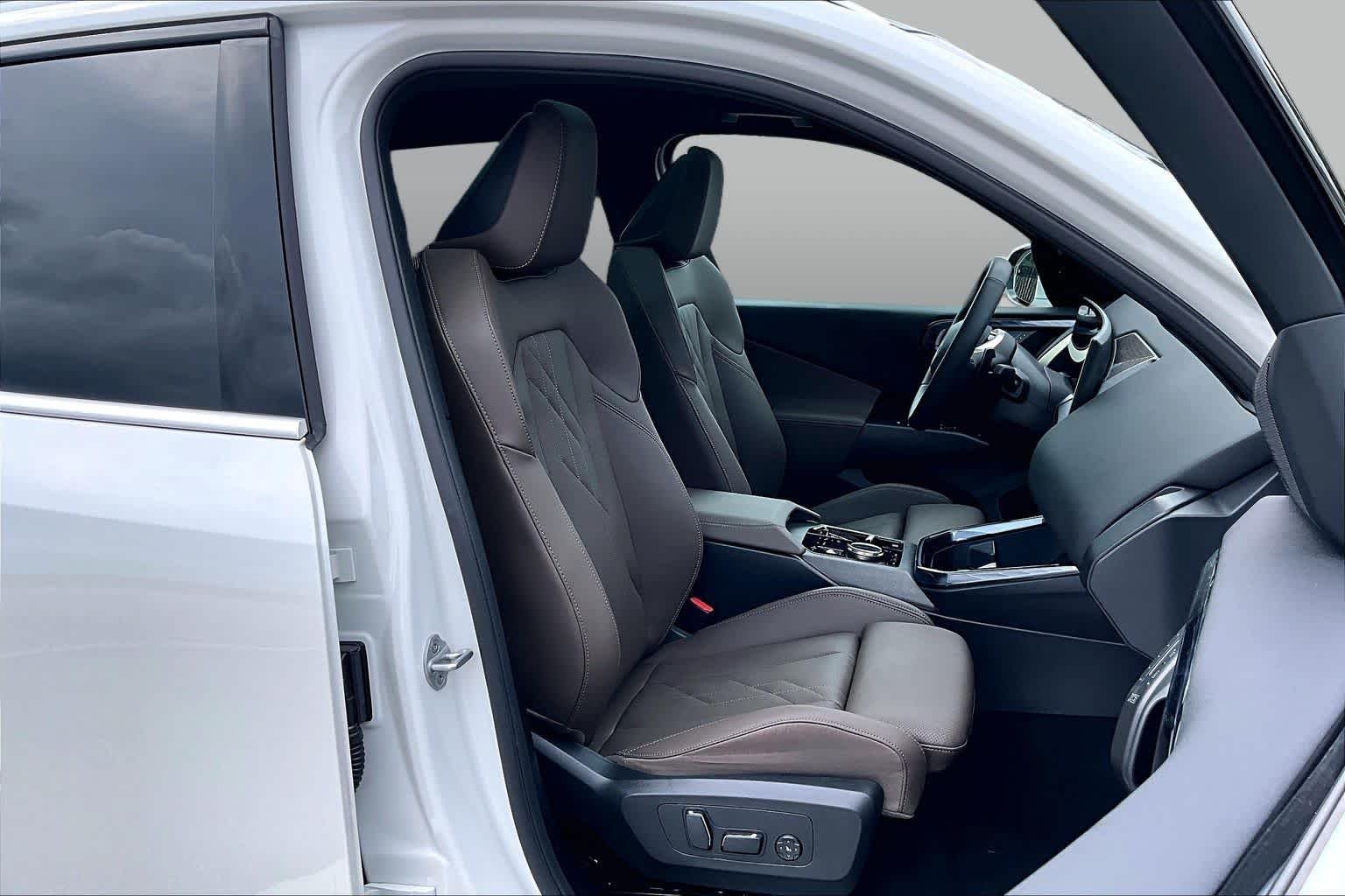 Used 2025 Mineral White Metallic BMW 30 xDrive image 9