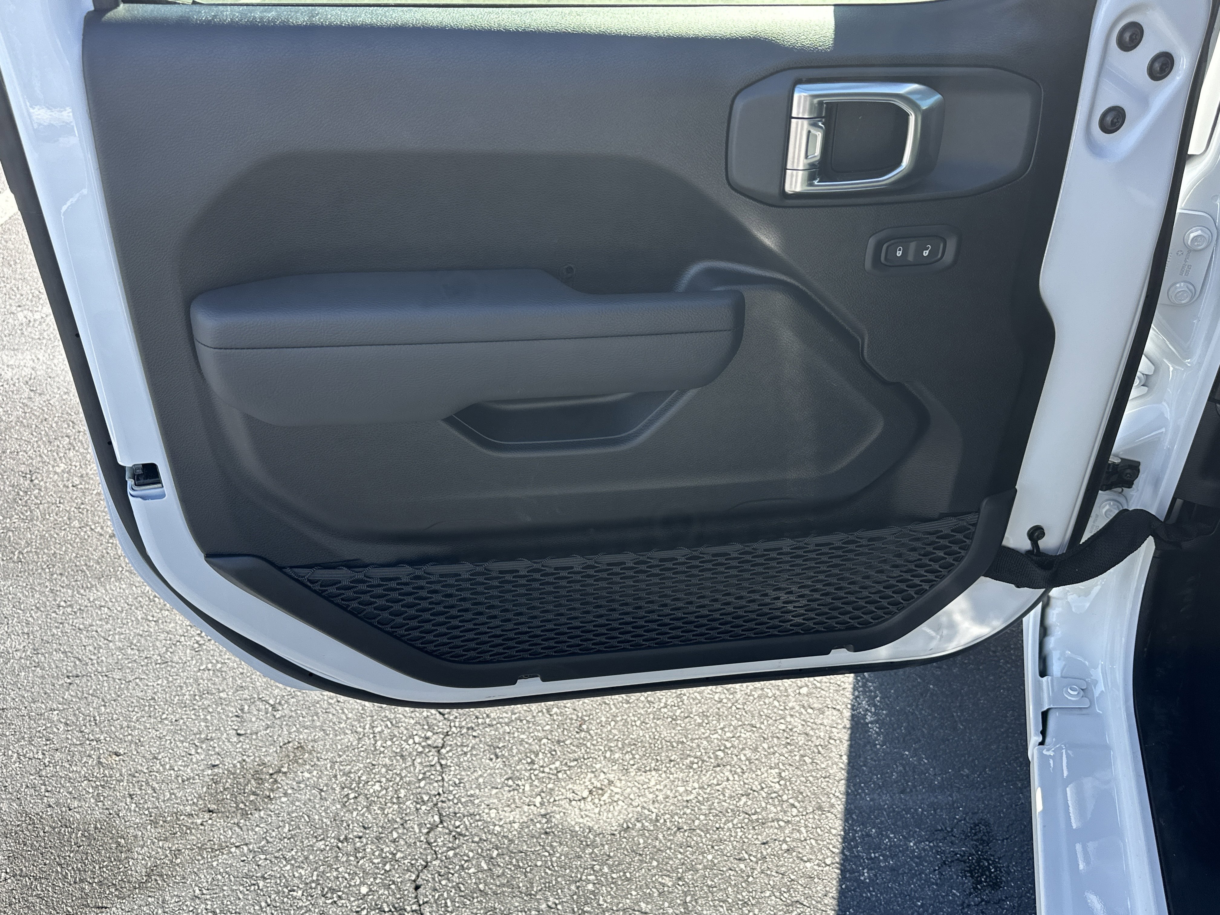 New 2026 Bright White Clear-Coat Exterior Paint Jeep Sport image 13