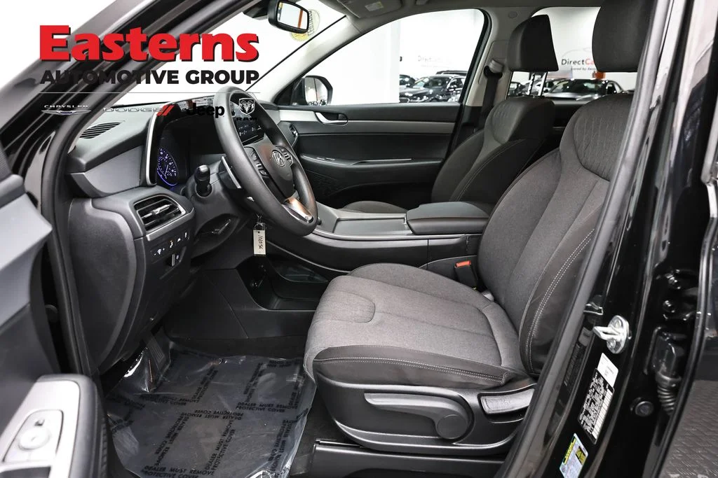 Used 2022 Black Hyundai SE image 15