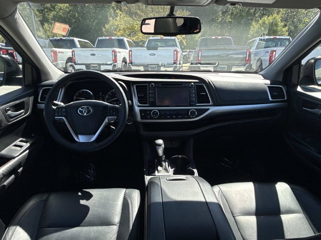 Used 2015 Black Toyota XLE V6 image 11