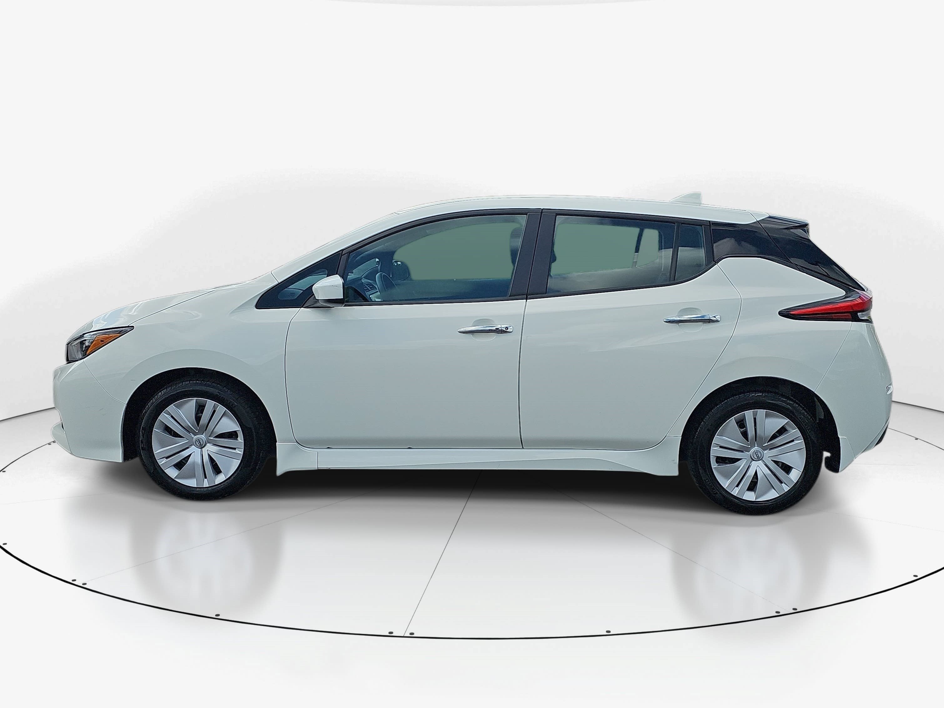 Used 2025 Glacier White Nissan S image 6