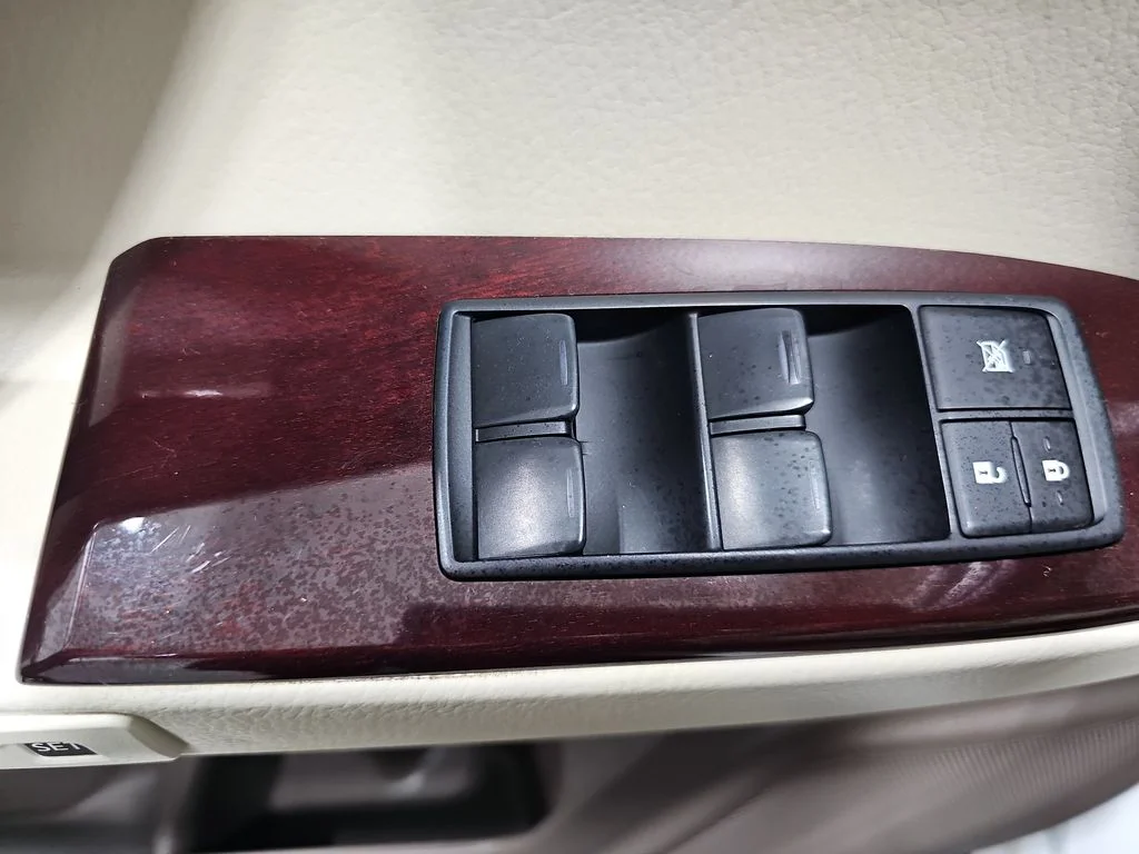 Used 2019 White Lexus 460 image 30