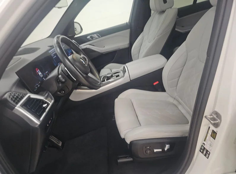 Used 2025 White Metallic BMW xDrive40i image 4