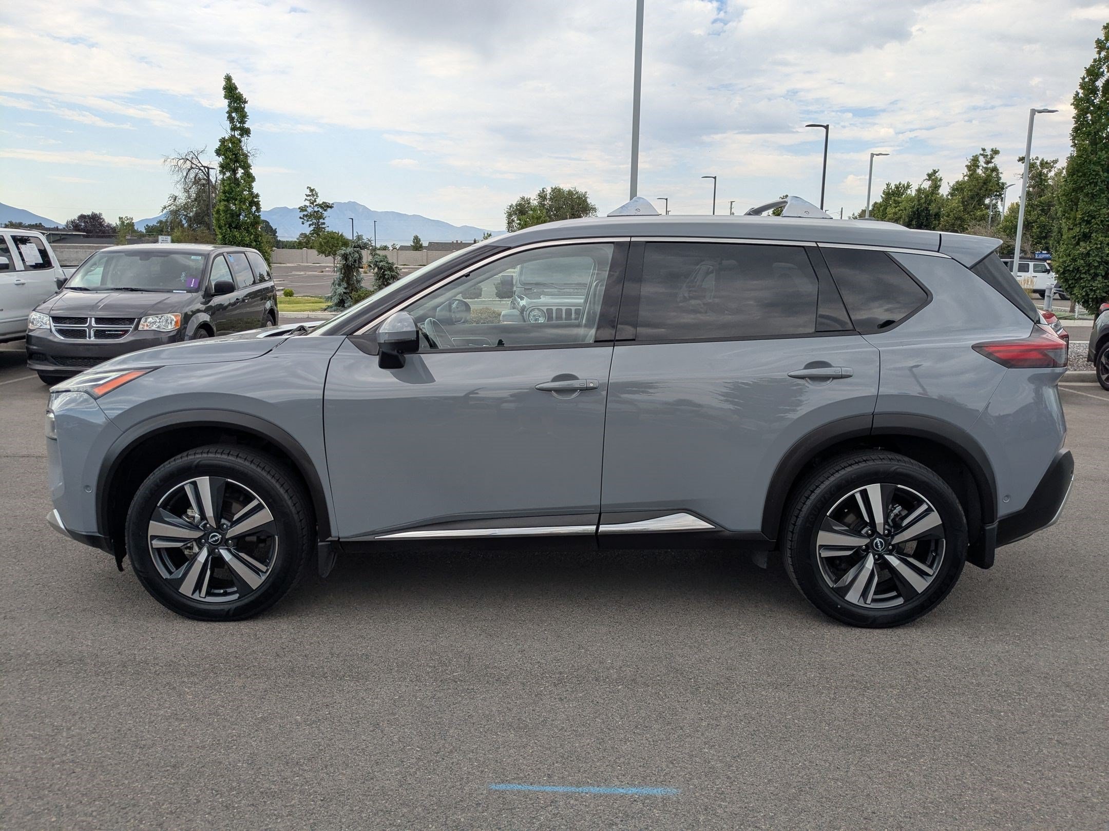 Used 2022 Boulder Gray Pearl Nissan Platinum image 7