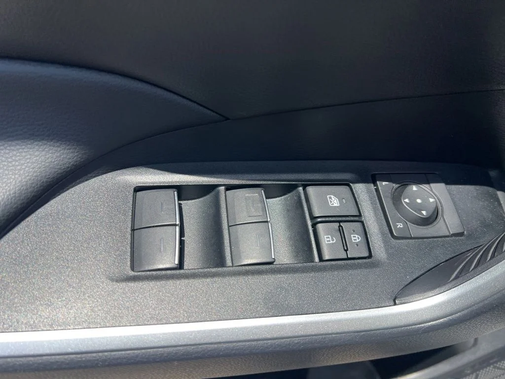 Used 2025  Toyota XLE image 37
