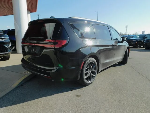 New 2026 Diamond Black Crystal Pearl-Coat Exterior Paint Chrysler Limited image 33