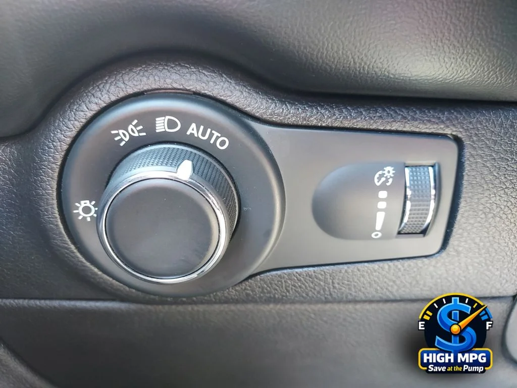 Used 2025 White/off-white Dodge R/T Plus image 18