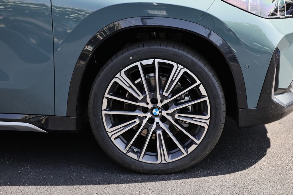 New 2026 Cape York Green Metallic BMW xDrive28i image 4